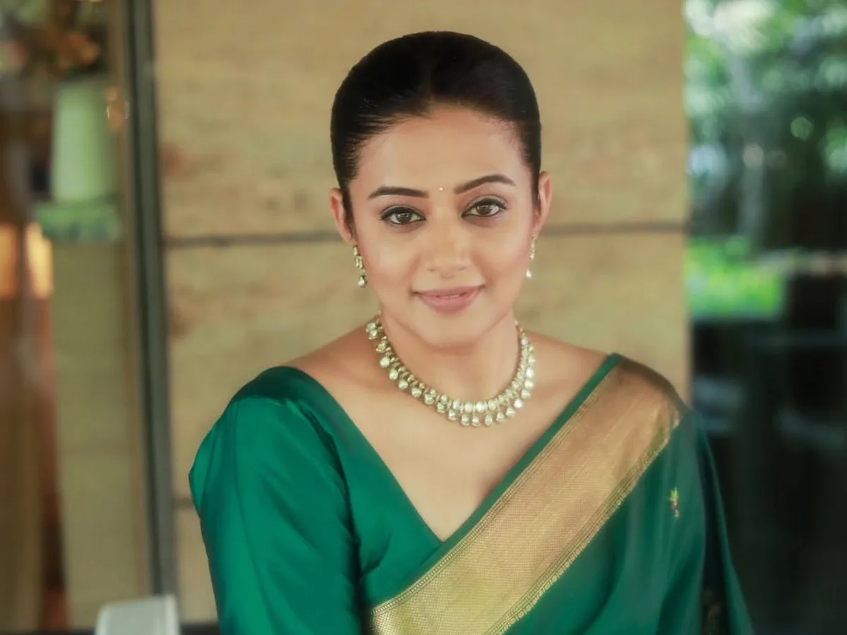 Priyamani | Series Loop